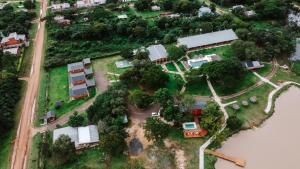 una vista aérea de una casa en una isla en Confratelli Cabañas en Paso de la Patria