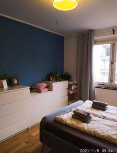 a bedroom with two beds and a blue wall at 3-room Apartment Berlin Museum Island 2 beds in Berlin