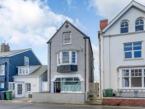 a white house and a blue house at Ystwyth House in Borth