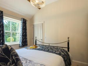 una camera con letto e finestra di Homestead Cottage a Benniworth