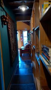 Pokój z korytarzem i niebieską podłogą wyłożoną kafelkami w obiekcie kukachalten w mieście El Chaltén