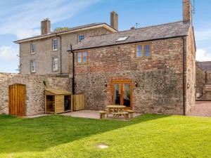 vistas al exterior de una gran casa de ladrillo con césped en The Old Laundry - Uk12136 en Hewelsfield