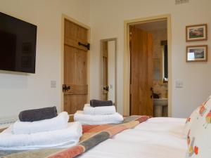 1 dormitorio con 1 cama con 3 almohadas en Osprey Lodge, en Westward