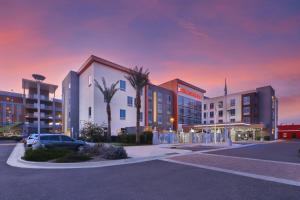 una rappresentazione di un parcheggio di fronte a un ospedale di Hilton Garden Inn Chandler Downtown a Chandler