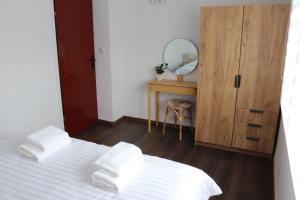 a bedroom with a bed with two towels on it at Apartman ŠafraM in Ðurmanec