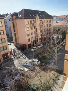 Un complejo de apartamentos con coches aparcados en un estacionamiento. en Charming Private Rooms in a Great Location, en Budapest