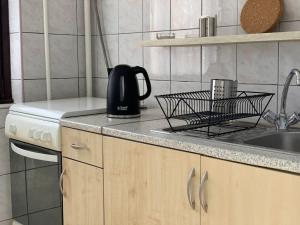 cocina con encimera y tetera en Charming Private Rooms in a Great Location, en Budapest