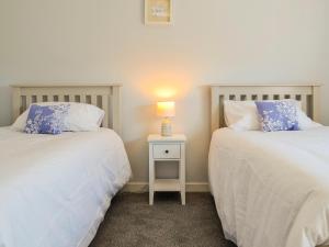 2 nebeneinander sitzende Betten in einem Schlafzimmer in der Unterkunft India Lane Cottage in Montrose