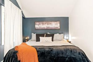ein Schlafzimmer mit einem großen Bett mit blauen Wänden in der Unterkunft The Modern Forge @ Honeoye Lake in Honeoye