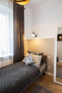een slaapkamer met een bed en een raam bij ClickTheFlat Wilcza 35 City Center Apart Rooms in Warschau