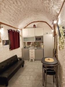 una cucina con divano e tavolo in una camera di La Grotta a Napoli