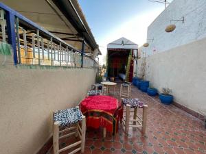 un patio avec des tables et des chaises dans un bâtiment dans l'établissement Riad Mama Toutou, à Marrakech