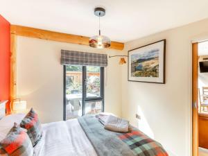 1 dormitorio con cama y ventana en Pansi - Uk40263 en Llangadfan