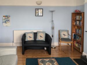 シェリンガムにあるThe Seahorses - Ukc1067のリビングルーム(黒いソファ、椅子付)
