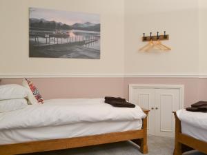 ウィンダミアにあるChartfieldのベッドルーム1室(ベッド2台付)が備わります。壁には絵画が飾られています。
