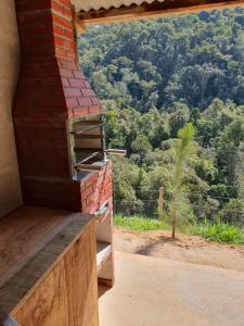 una vista desde el exterior de una casa con una montaña en Casa Container na Serra da Bocaina, en São José do Barreiro
