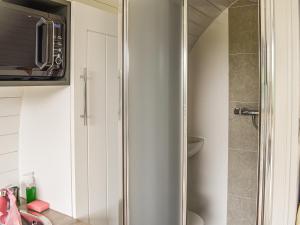 a bathroom with a toilet and a microwave at Shiel - Uk39866 in Salen