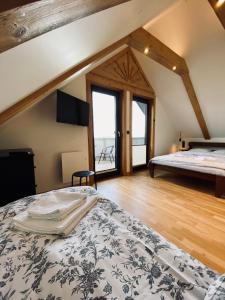 CzerwienneにあるKanylosek Luksusowe Domki Drewnianeのベッドルーム1室(ベッド1台、大きな窓付)