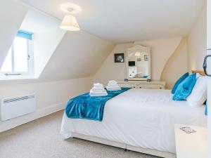 um quarto com uma cama branca e um espelho em Lode Hall em Upwell