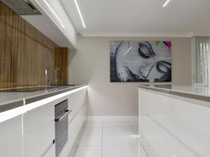 una cocina con armarios blancos y una pintura en la pared en Hollies Cottage 4 - Ukc4517 en Martock