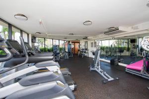 Fitness centrum a/nebo fitness zařízení v ubytování Luana hotel walk to the Beach -L512
