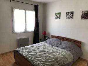 Ένα ή περισσότερα κρεβάτια σε δωμάτιο στο Appartement en Provence avec possibilite garage motos et velo