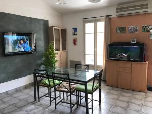 Μια τηλεόραση ή/και κέντρο ψυχαγωγίας στο Appartement en Provence avec possibilite garage motos et velo +5 φωτογραφίες