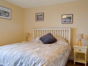 - une chambre avec un lit doté d'un oreiller bleu dans l'établissement Three North Street, à Aldbrough