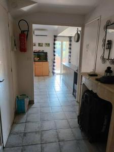 Η κουζίνα ή μικρή κουζίνα στο Appartement en Provence avec possibilite garage motos et velo