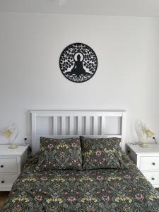 a bedroom with a bed and a plate on the wall at Acogedor apartamento Vallparadís con parking in Terrassa