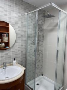 a bathroom with a shower and a sink at Acogedor apartamento Vallparadís con parking in Terrassa