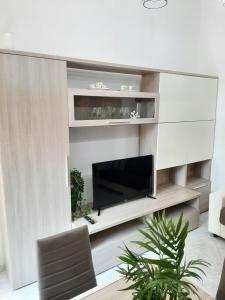 een woonkamer met een flatscreen-tv aan de muur bij La casa di Nino in Portici