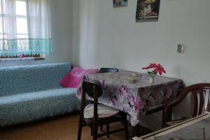 - un salon avec une table et un canapé dans l'établissement Šeherezada, à Kosjeric