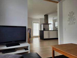 TV a/nebo společenská místnost v ubytování Moderne Wohnung in Meerane in ruhiger, zentraler Lage, 116 qm