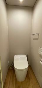 那須湯本的住宿－那須 にごり湯の大浴場露天風呂があるホテルコンドミニアム，一间位于客房内的白色卫生间的浴室
