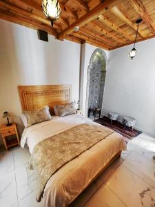 Postel nebo postele na pokoji v ubytování Riad Al Manara