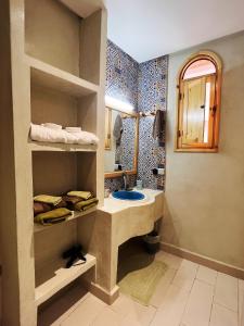 Riad Al Manara في الصويرة: حمام مع حوض في الغرفة
