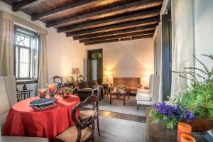 a living room with a red table and chairs at Casa De Campo Colmeal in Mira