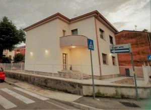 un bâtiment blanc avec un panneau devant lui dans l'établissement L'angolo di Luna, à Gorizia