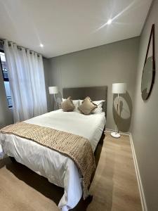 Un dormitorio con una cama grande y un espejo. en TheRestInn @ 2Six2 Florida, en Durban 25 fotos más