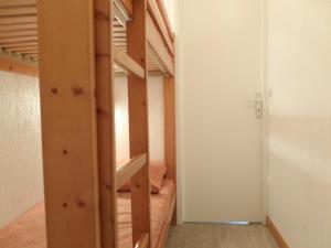 a small room with bunk beds in a room at Studio Tignes, 1 pièce, 4 personnes - FR-1-502-504 in Tignes