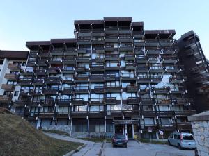 a large building with cars parked in front of it at Studio Tignes, 1 pièce, 4 personnes - FR-1-502-504 in Tignes