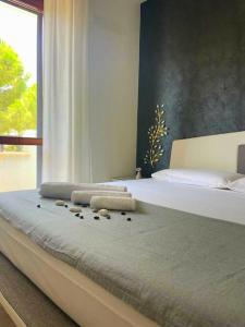 una camera da letto con letto, cuscini e finestra di La Fenice Luxury a Surbo