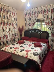 ein Schlafzimmer mit einem Bett mit einer Decke darauf in der Unterkunft 3 bedroom apartment in Ţāb Kirā‘