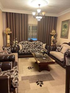 ein Wohnzimmer mit einem Sofa und einem Couchtisch in der Unterkunft 3 bedroom apartment in Ţāb Kirā‘