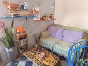 sala de estar con sofá y mesa en Coolraul Hostel en Rosario