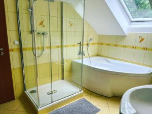 y baño con ducha, bañera y lavamanos. en Apartmán s Whirlpoolem a klimatizací Brno 
