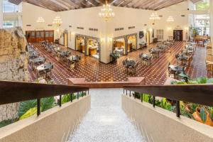 uitzicht op de lobby van een restaurant bij Copantl Hotel & Convention Center in San Pedro Sula