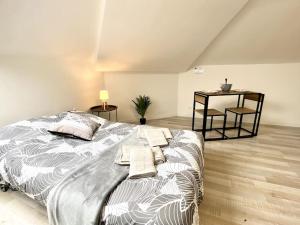 een slaapkamer met een groot bed en 2 handdoeken bij LeNew 3 - Centre-ville - TV - WIFI in Calais