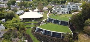 uma vista aérea de uma casa com uma tenda no relvado em ViewPoint Hotel em York